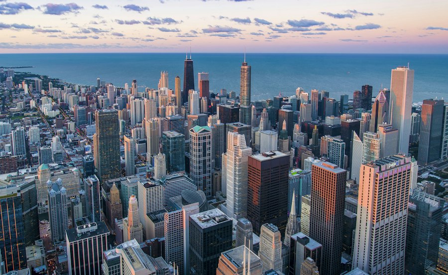 Skyline de ville au crépuscule