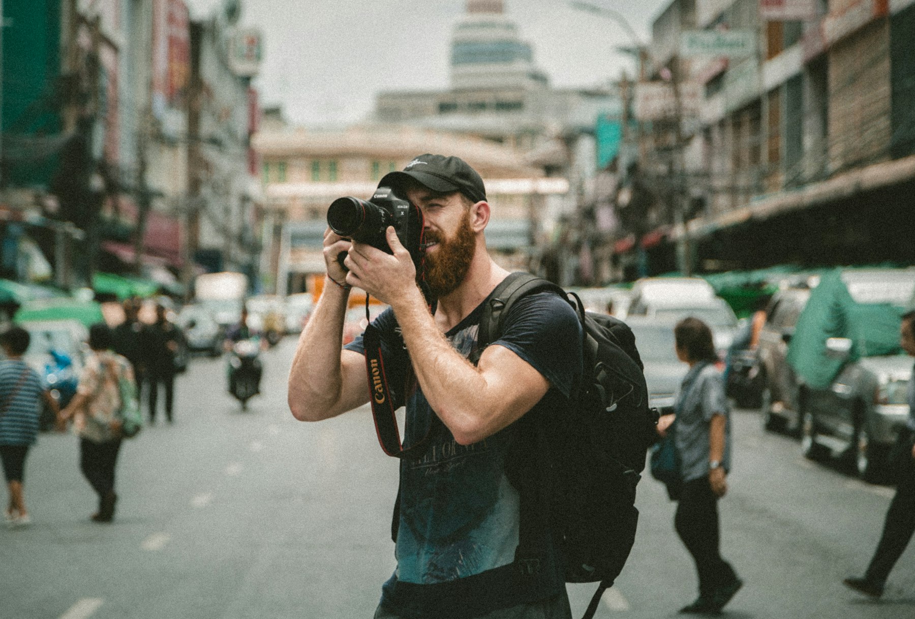 Photographe travaillant en extérieur