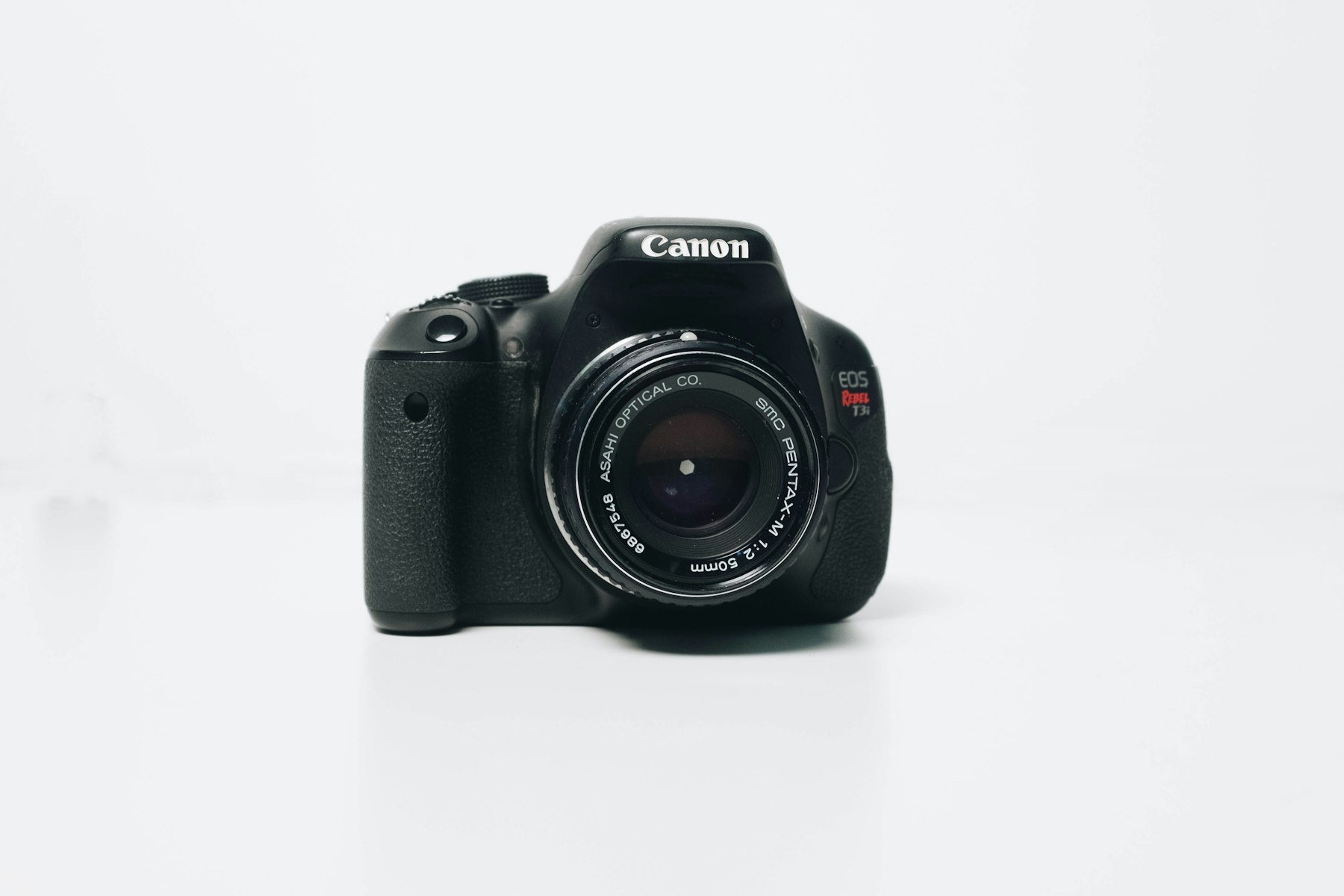 Photographe en train de cadrer une prise de vue
