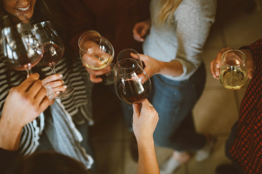 Groupe d'amis en soirée